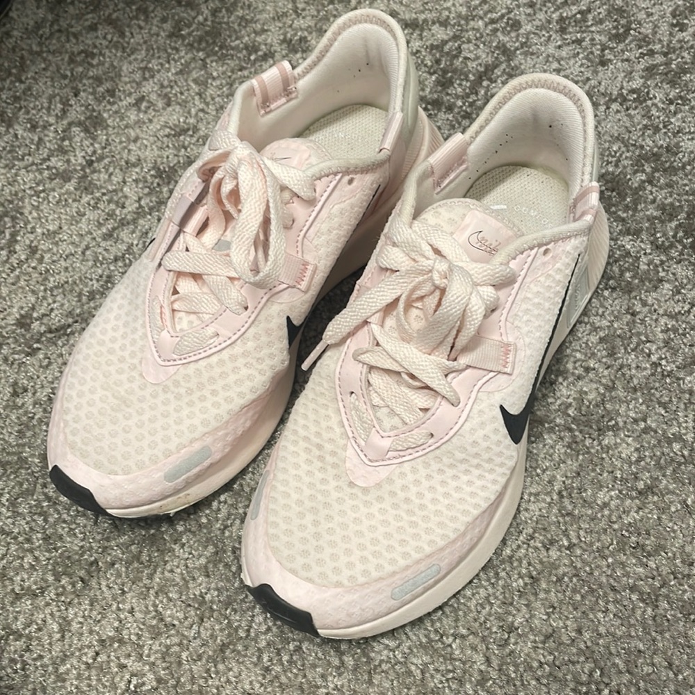 Women’s Nike Reposto Sneakers (6)